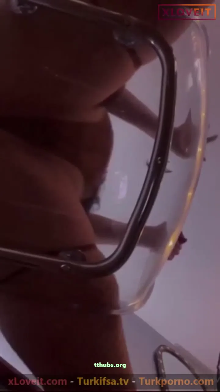 Suesalvia Ifşa Cam Sehpa Üzerinde Güzellik Sergiledi