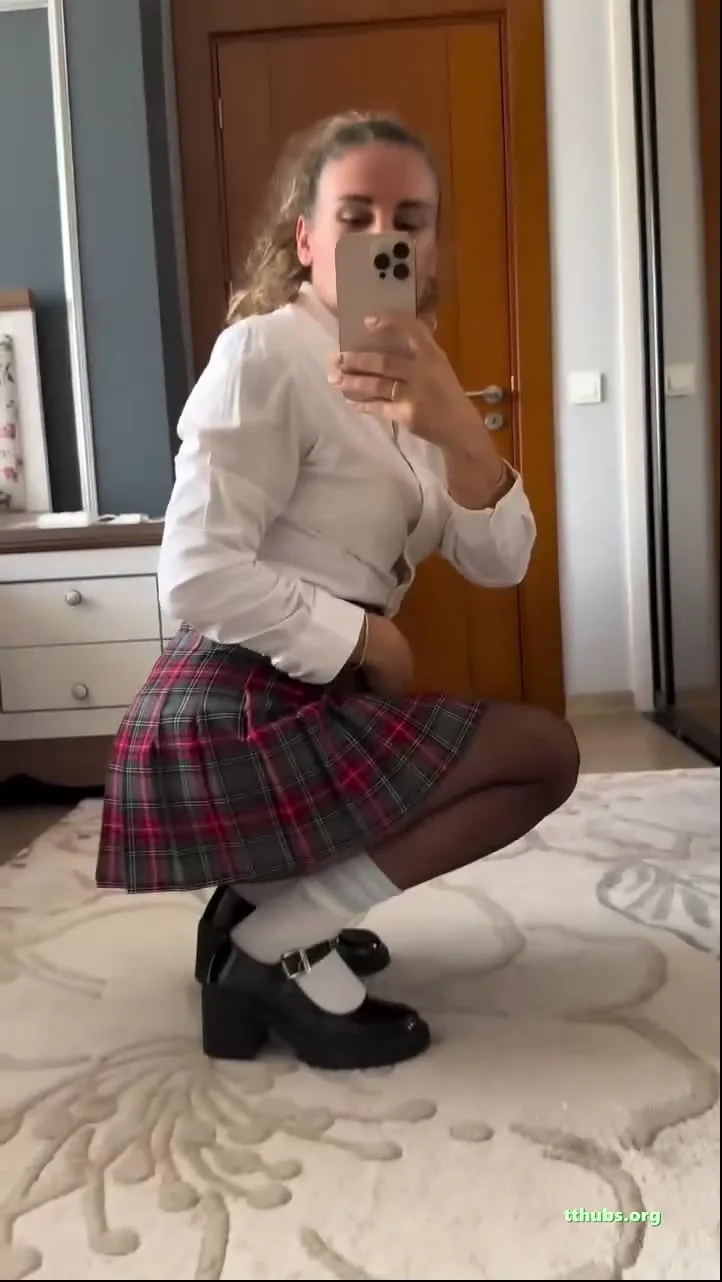 Özlem Aksu  lise kostümü