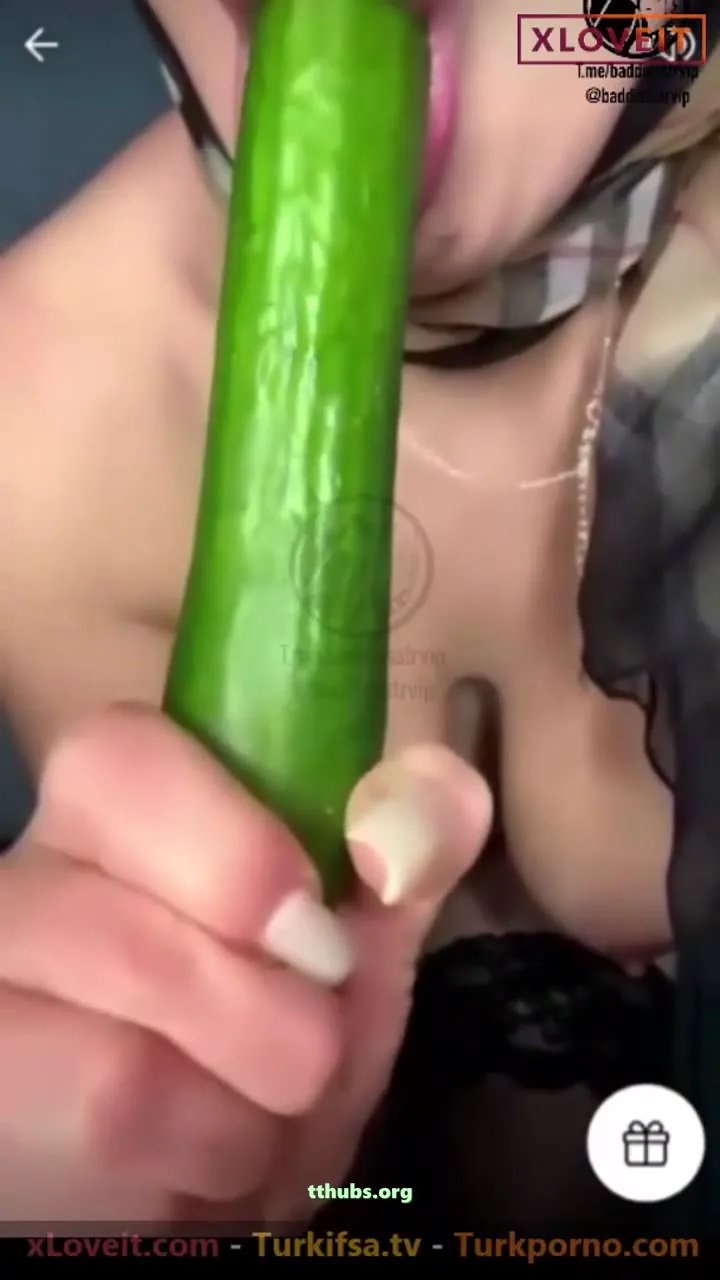 Türbanlı Biricik Ifşa Salatalıkla Mastürbasyon Yaptı