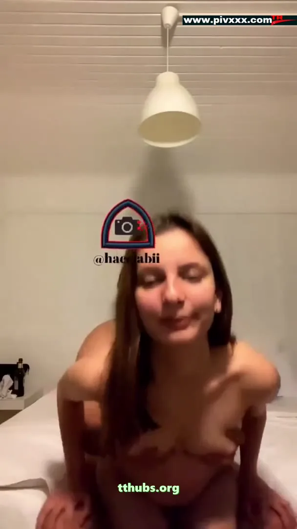 Genc kız yaşlı adama veriyor - Porno Video