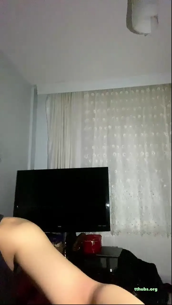 Ella Bella Yatakta Kendiyle Sevişiyor