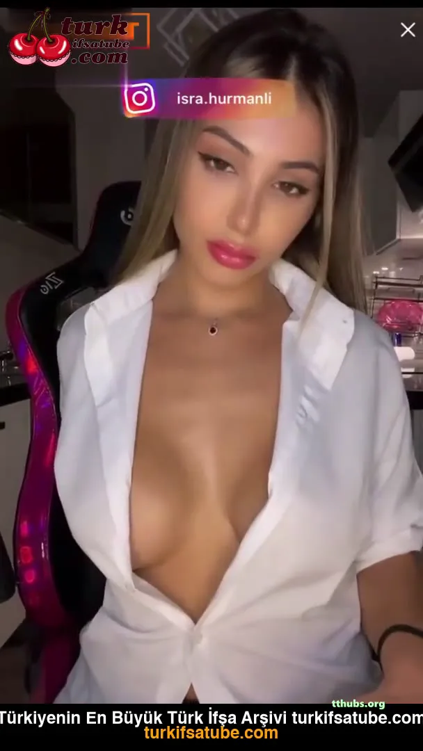 Isra Ifsa Beyaz Gomlegiyle