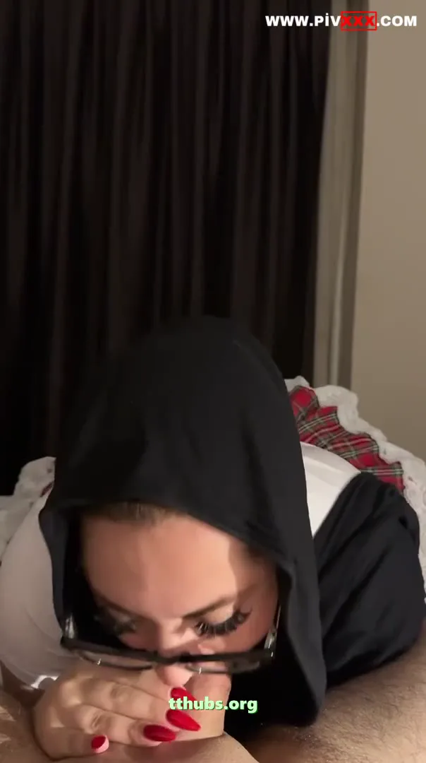 Hazal Kılınç Turbanlı ve Gözlükleri ile Sakso çekiyor