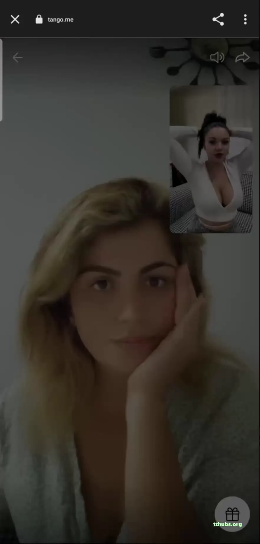 Tango Yaren Memelerini Tokatlıyor Ve Ceza Olarak Göğüslerini Gösteriyor