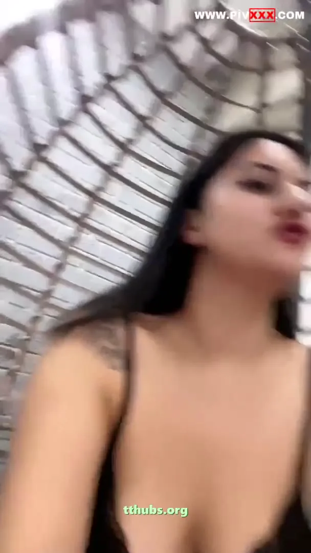 Tango bloom tangoda dövmeli vücudunu gösterip çoraplarını yırtıyor 44DK - Porno Video