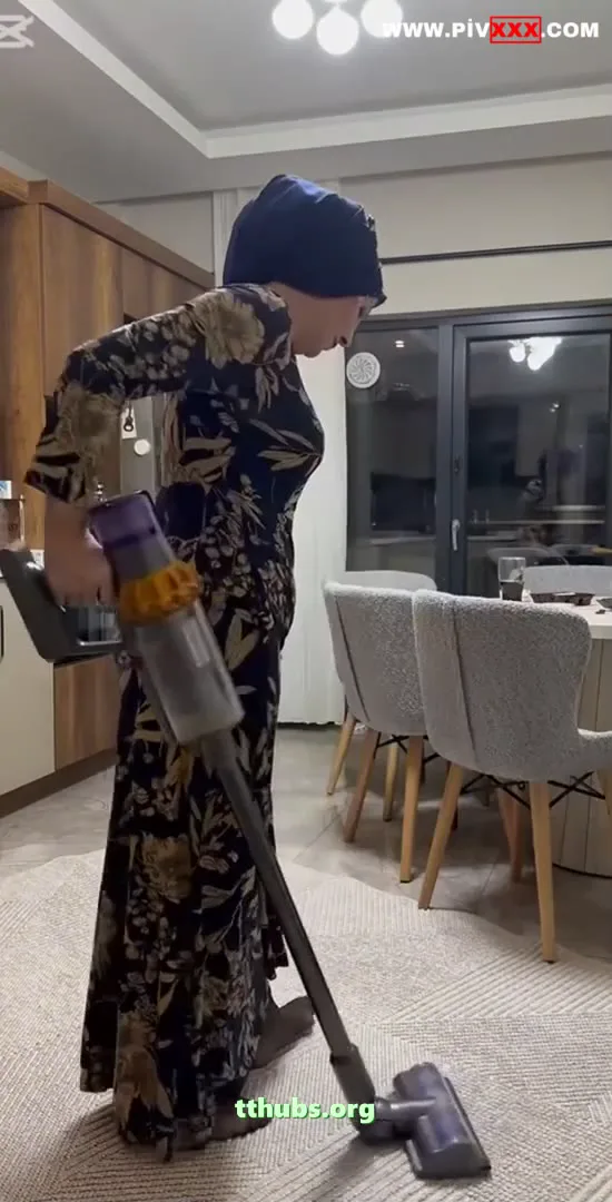 Fatma'nın Süpürgeyle Dansı – Kalçasını Dom Gibi Sallıyor