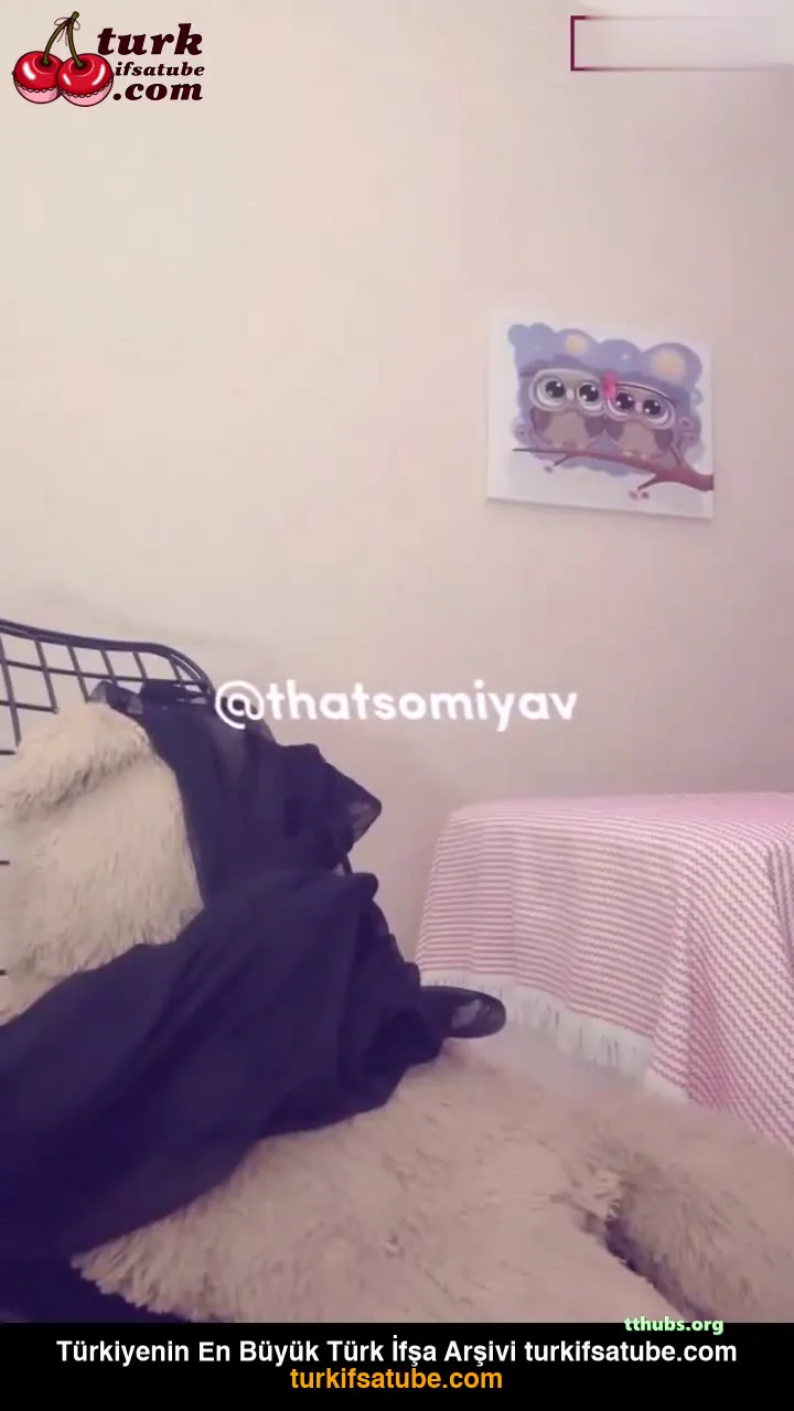 Boncuklu Turbanli Kadinin Hediye Icin Sakso Cekti