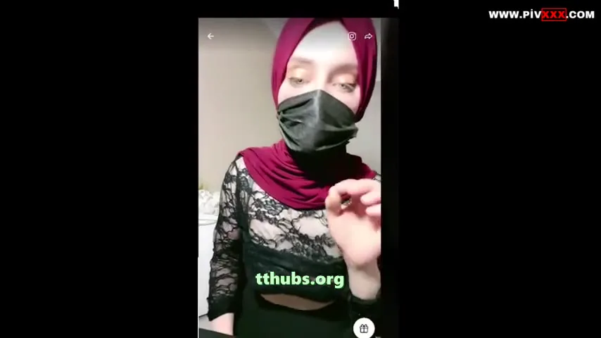 Türbanlı boncuk canlıda eteğini kaldırıp kalçalarını gösteriyor - Porno Video