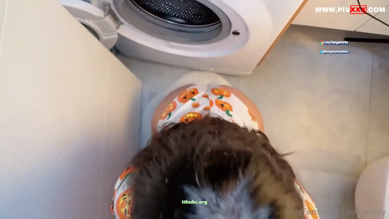 Lina harley balkabağı onesie giyip götünü elletip siktiriyor - Porno Video