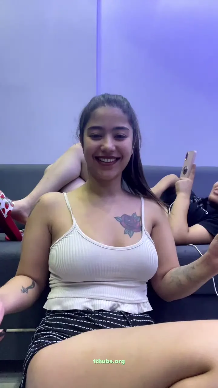 Yıldız Demir Yayında Memeleriyle Şov Yapıyor Türk ifşa