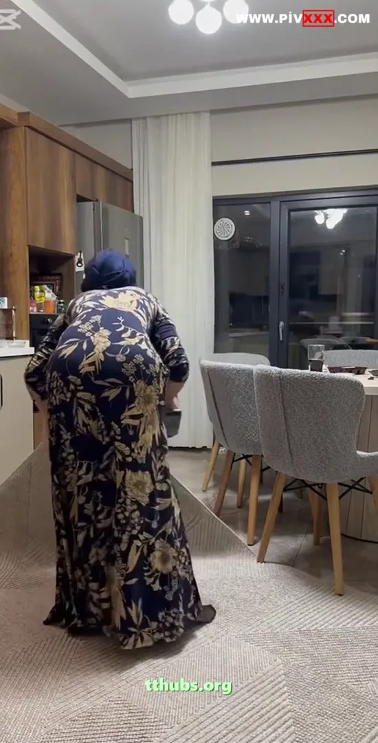 Fatma'nın Süpürgeyle Dansı, Kalçasını Dom Gibi Sallıyor Türk İfşa