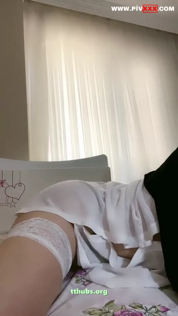 Türbanlı boncuk yatakta eteğini sıyırıp amını okşuyor - Porno Video