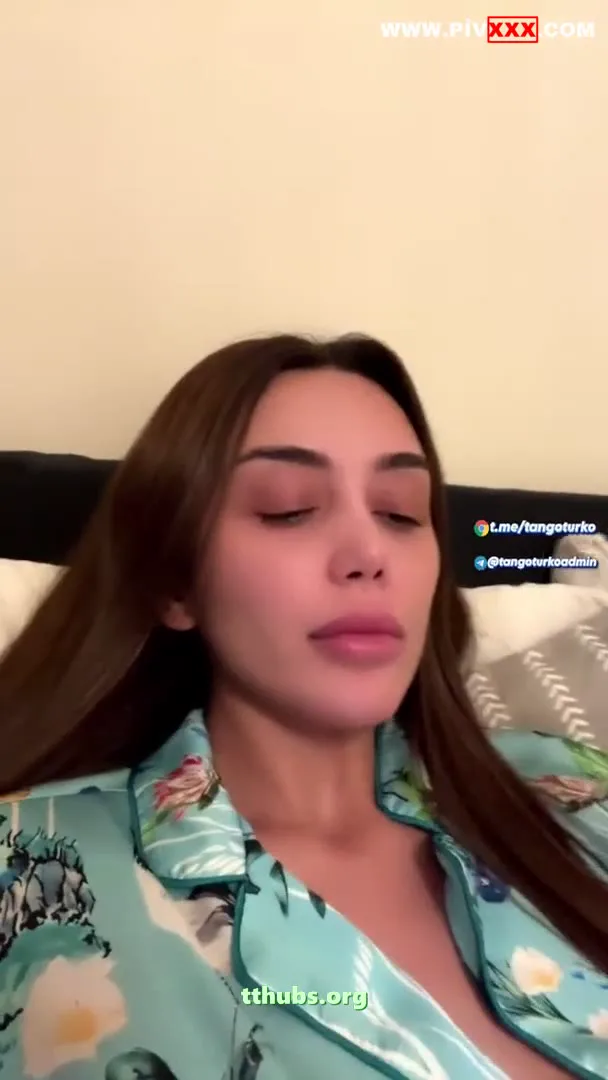 Ada kumsal tangoda memelerini açıp okşuyor - Porno Video